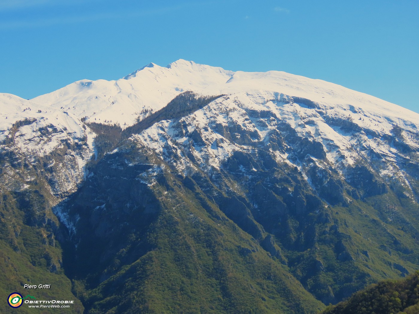 35  Zoom in Menna (2300 m) carico di neve.JPG